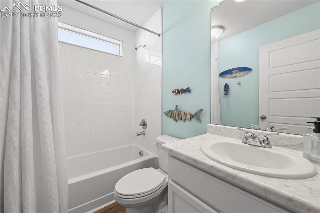 Image 19 of 39: Bathroom
