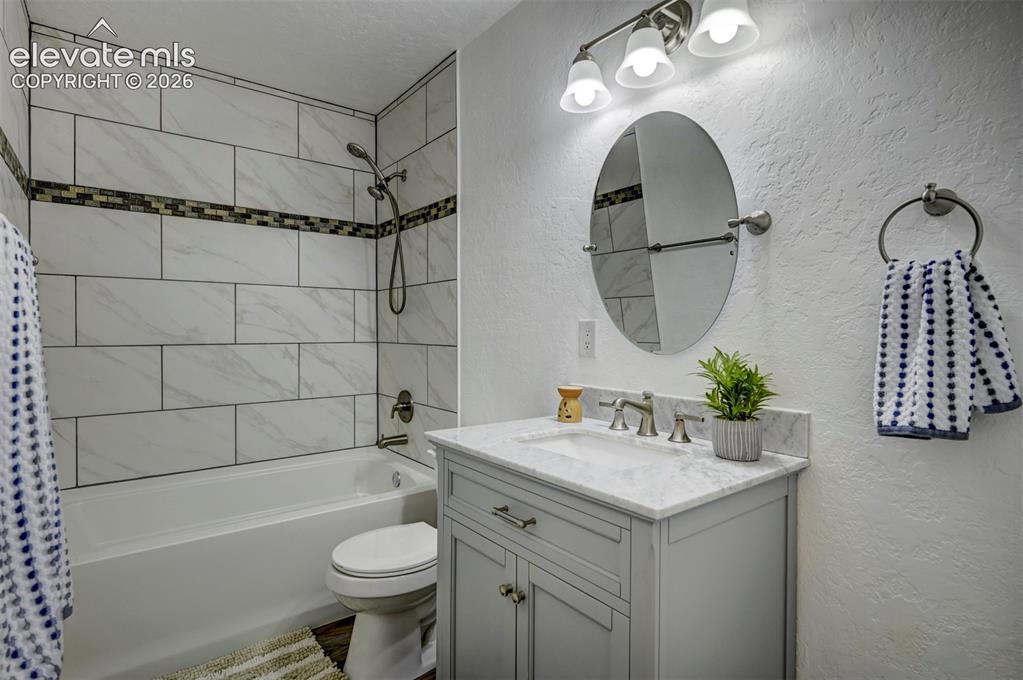 Image 16 of 48: Bathroom