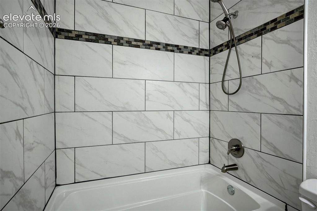 Image 17 of 48: Bathroom