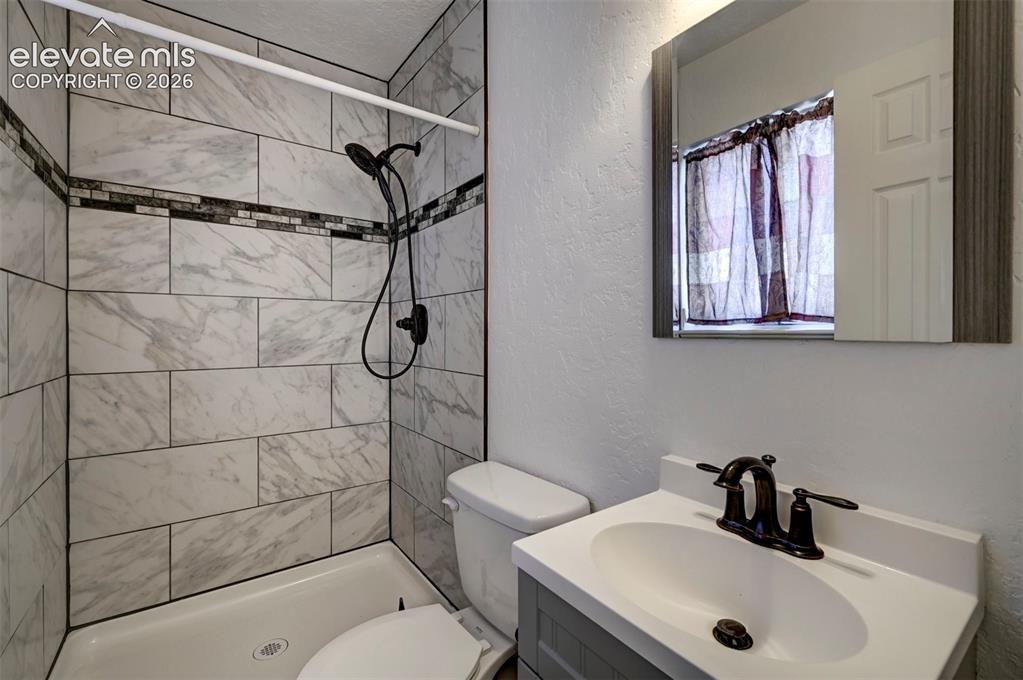 Image 22 of 48: Bathroom