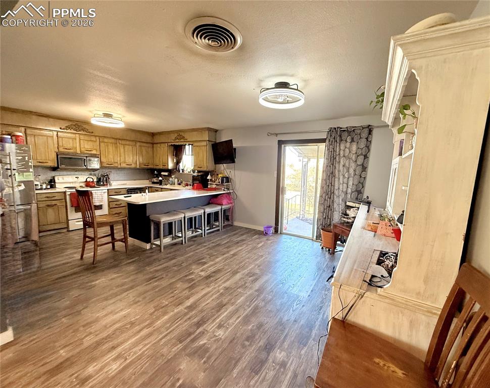 Image 6 of 23: Kitchen