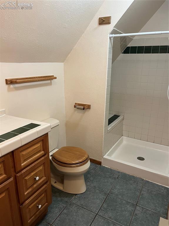 Image 10 of 13: Tiled shower