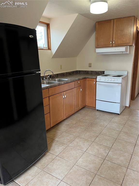 Image 7 of 13: Kitchen