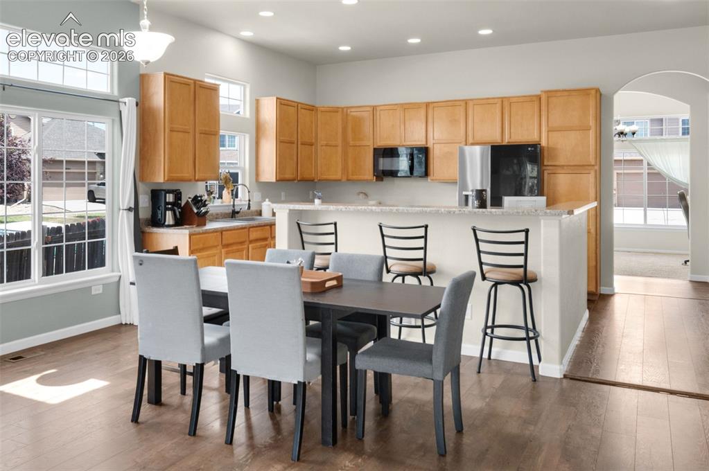 Image 15 of 50: Dining Area