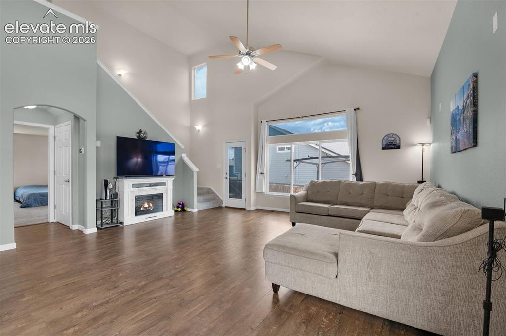 Image 7 of 50: Look at those amazing vaulted ceilings