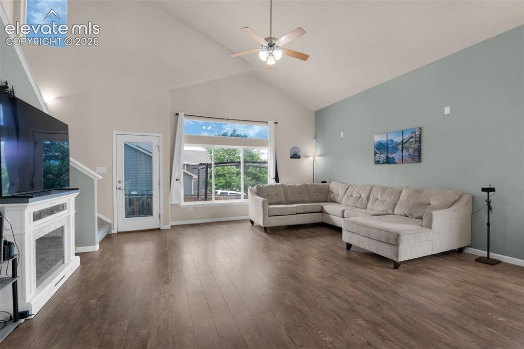 Image 8 of 50: Living Room