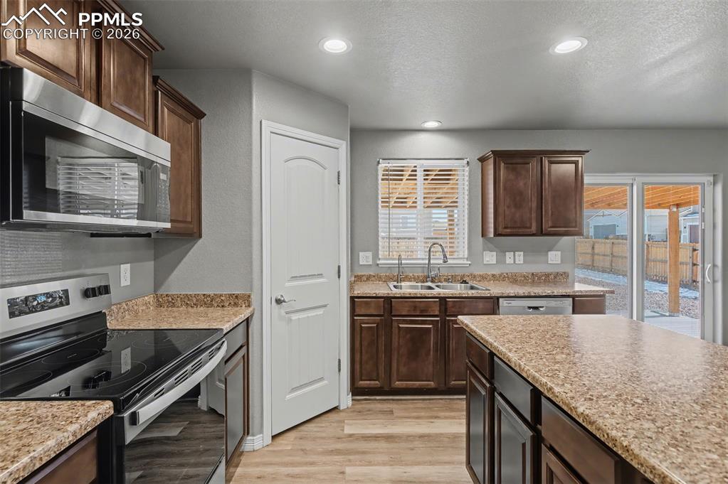 Image 13 of 43: Kitchen