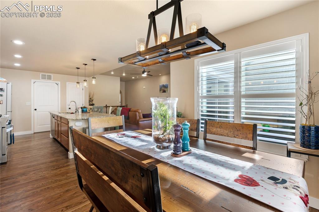 Image 30 of 42: Dining Area