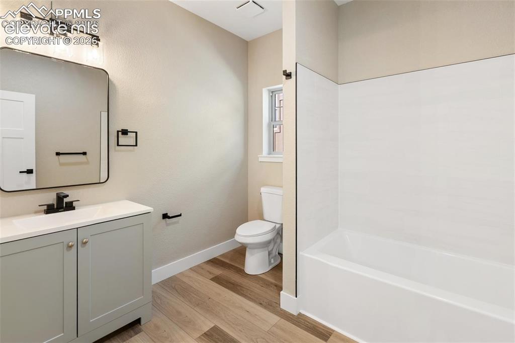 Image 14 of 17: Bathroom