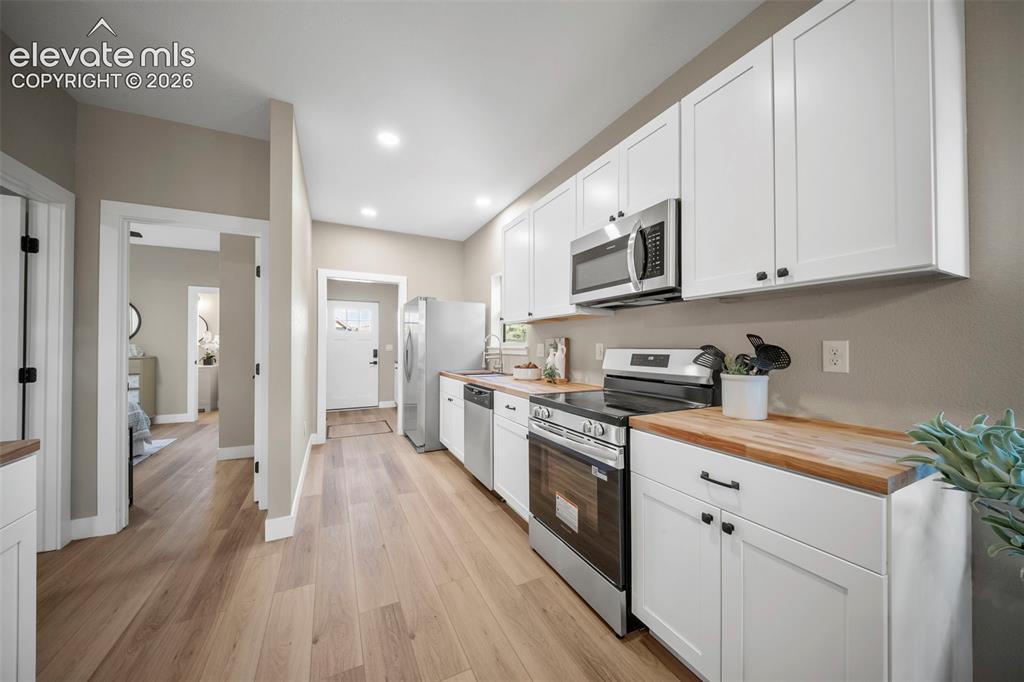 Image 19 of 42: Kitchen