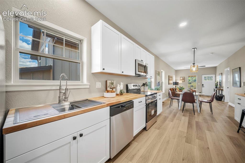 Image 20 of 42: Kitchen