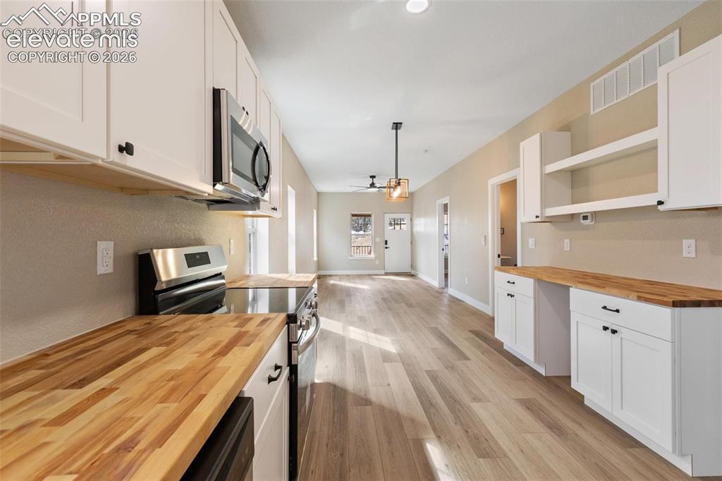 Image 7 of 17: Kitchen