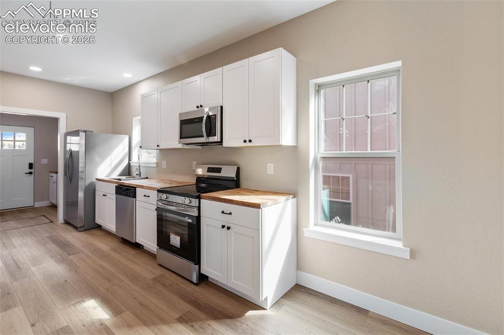 Image 8 of 17: Kitchen