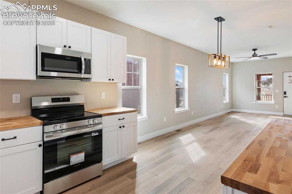 Image 9 of 17: Kitchen