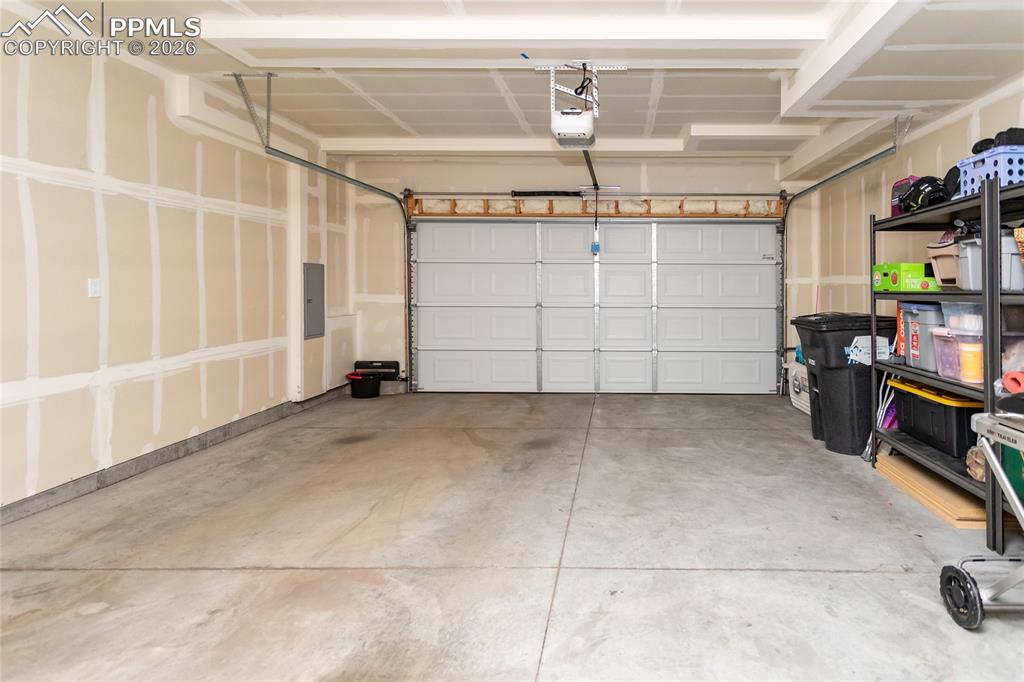 Image 39 of 47: Garage