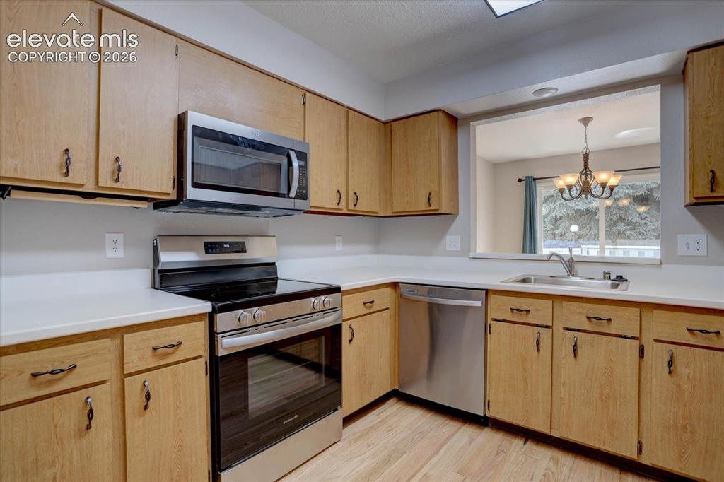 Image 11 of 46: Kitchen