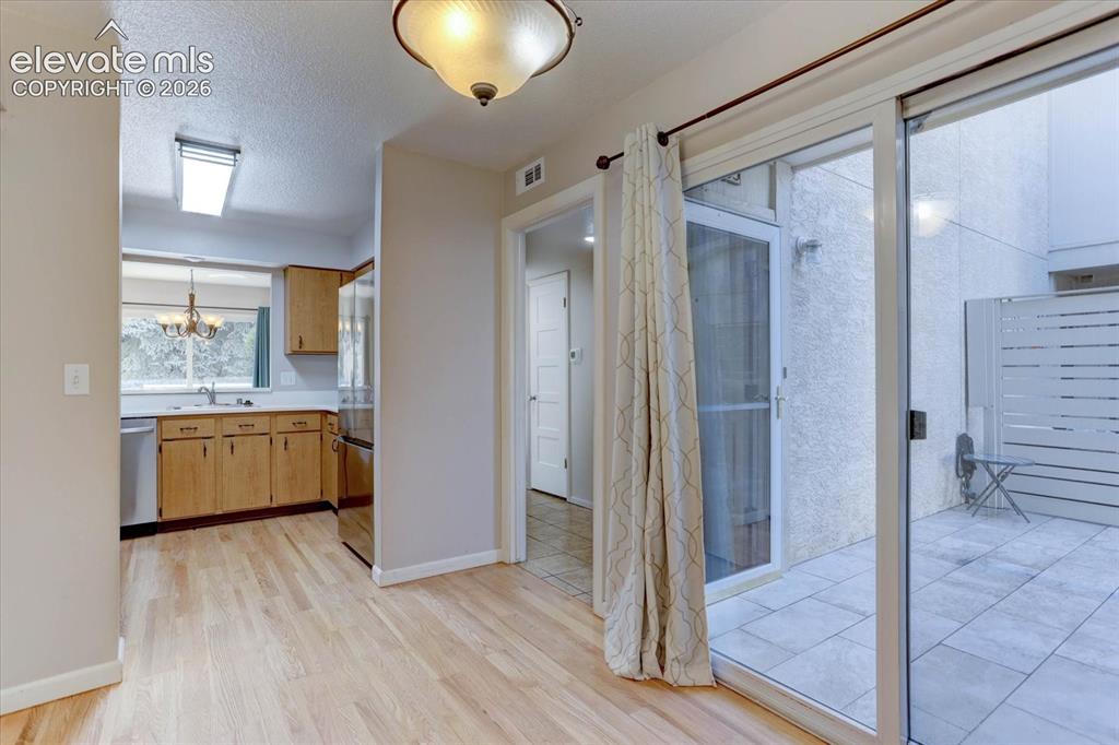 Image 16 of 46: Kitchen