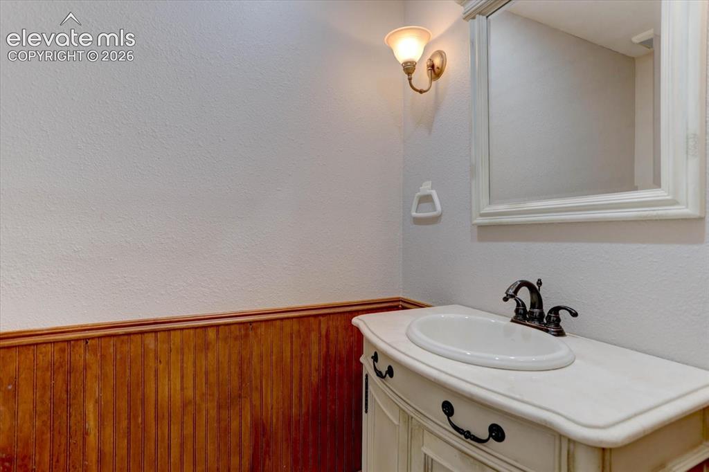 Image 18 of 46: Bathroom