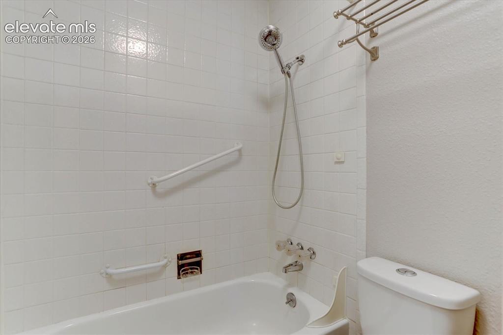 Image 24 of 46: Bathroom