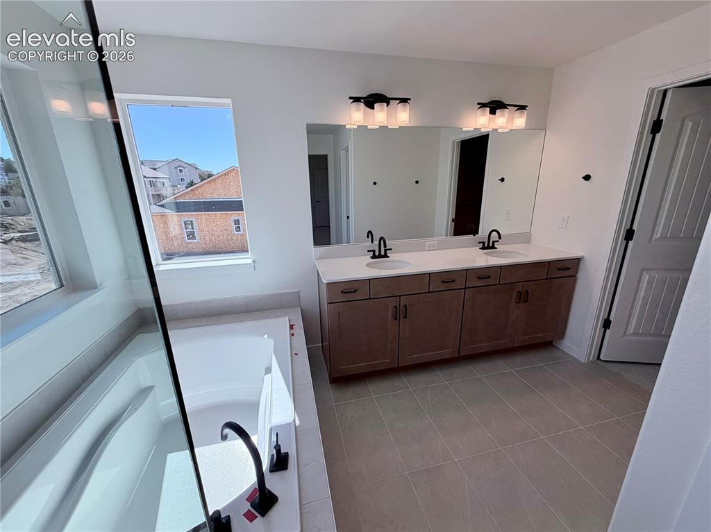 Image 22 of 46: 5 Piece Primary Bath