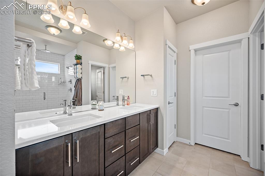 Image 19 of 46: Bathroom