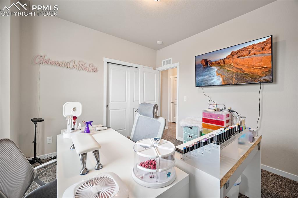 Image 23 of 46: Office