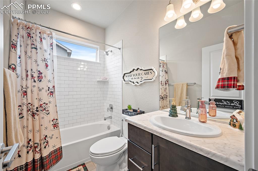 Image 33 of 46: Bathroom