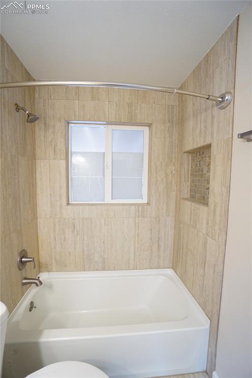 Image 19 of 38: Bathroom
