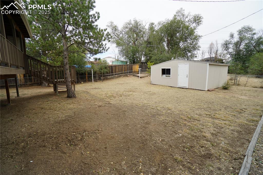 Image 36 of 38: Yard