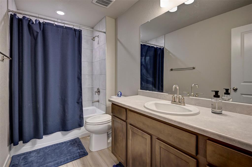 Image 12 of 28: Bathroom