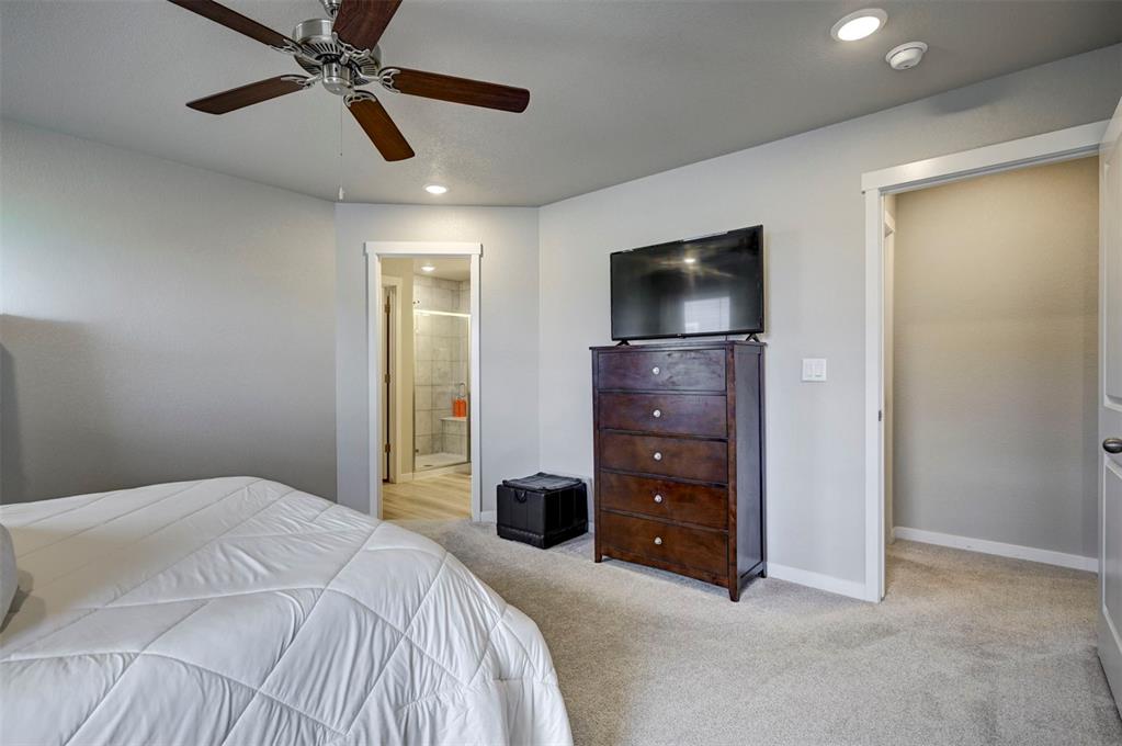 Image 16 of 28: Bedroom