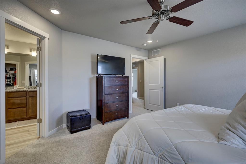 Image 17 of 28: Bedroom