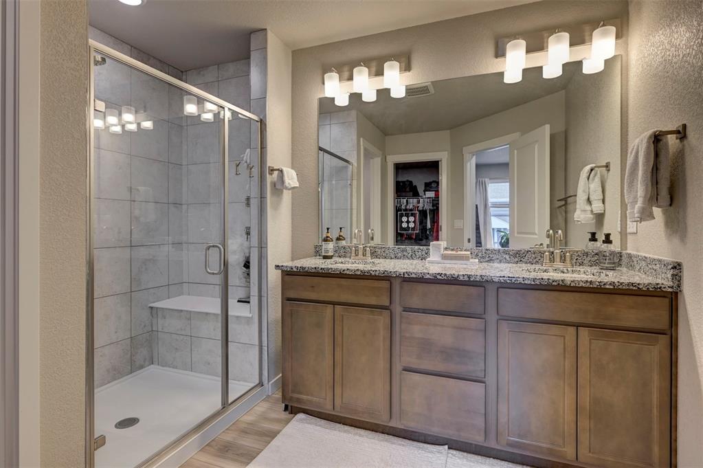 Image 18 of 28: Bathroom