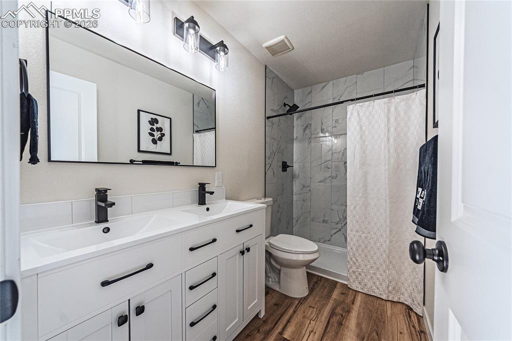 Image 19 of 31: Master Bathroom