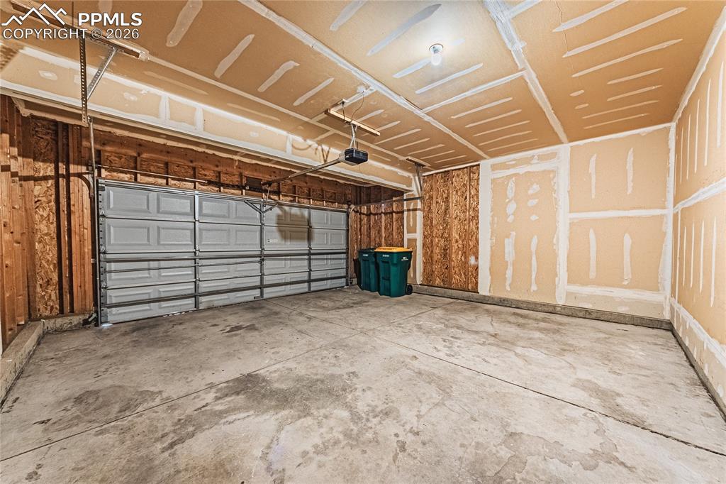 Image 27 of 31: Garage