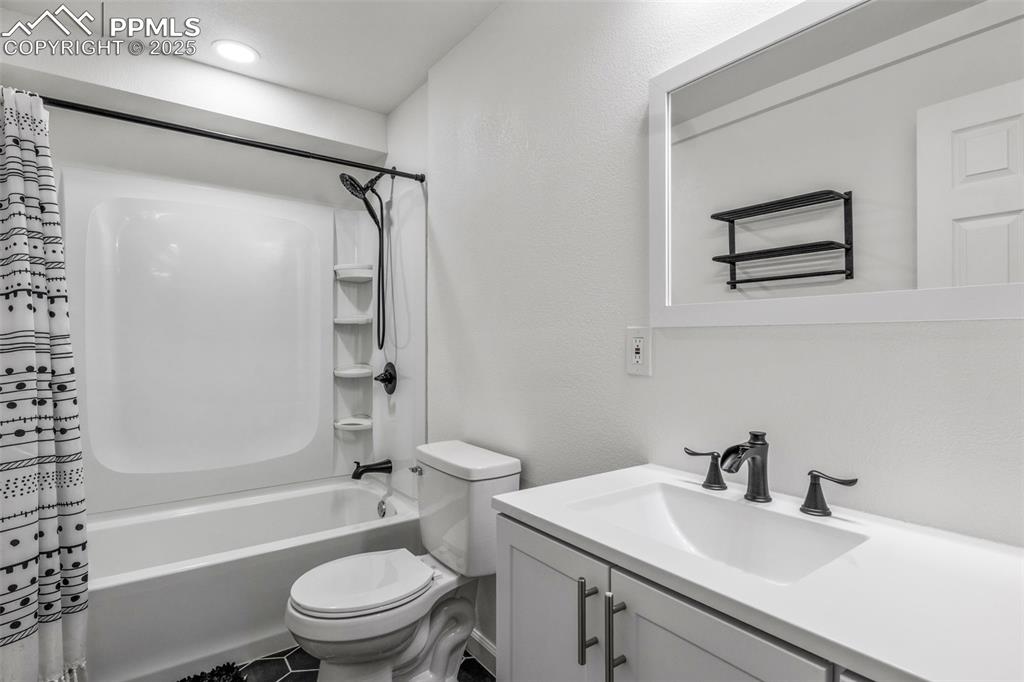 Image 31 of 37: Bathroom