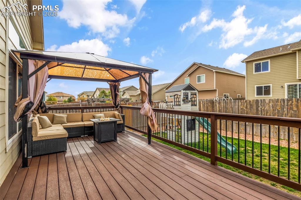 Image 36 of 37: Deck