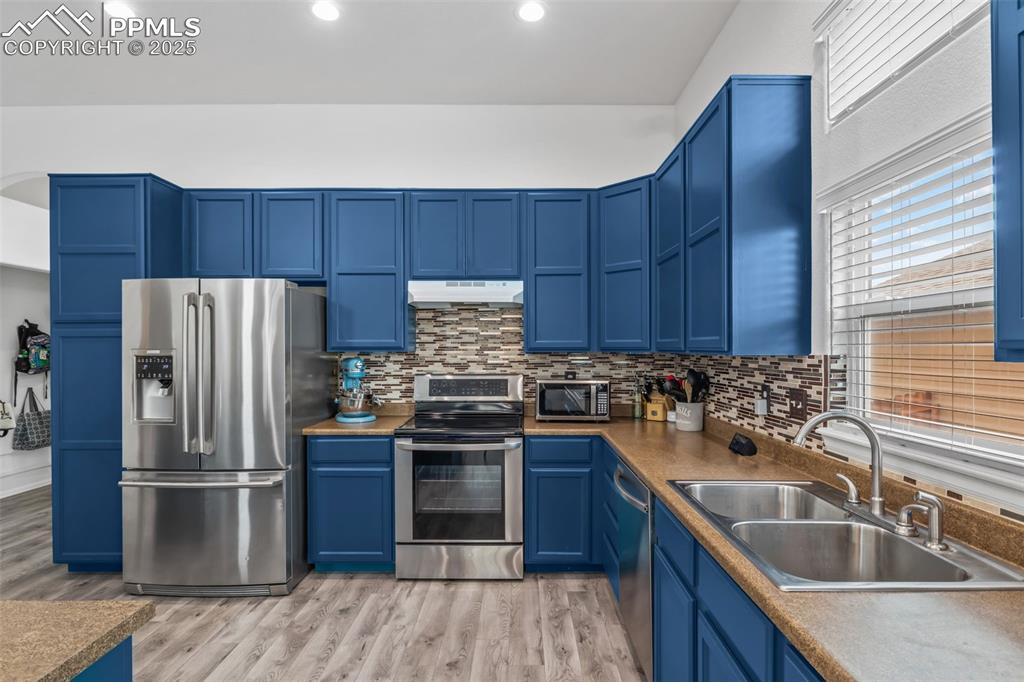 Image 6 of 37: Kitchen