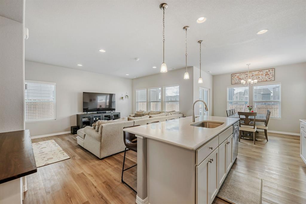 Image 11 of 28: Kitchen