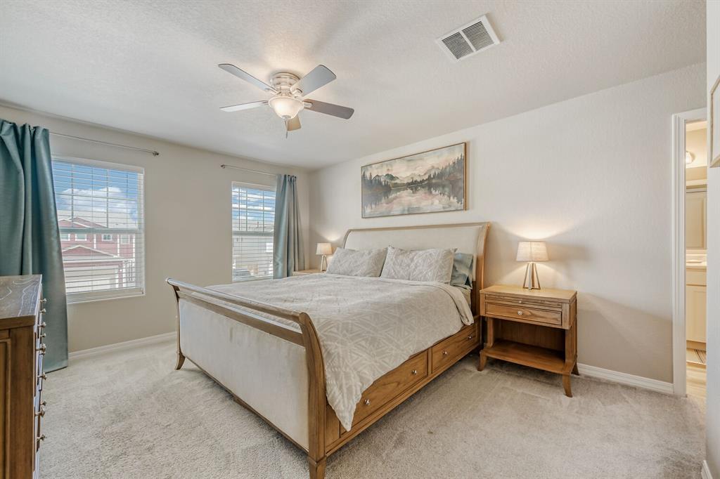 Image 17 of 28: Bedroom