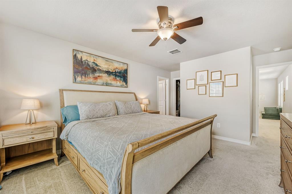 Image 18 of 28: Bedroom