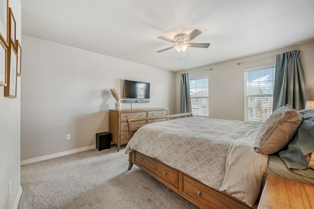 Image 19 of 28: Bedroom