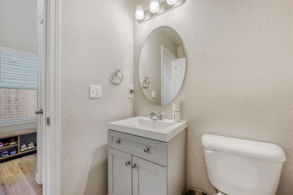 Image 24 of 28: Bathroom