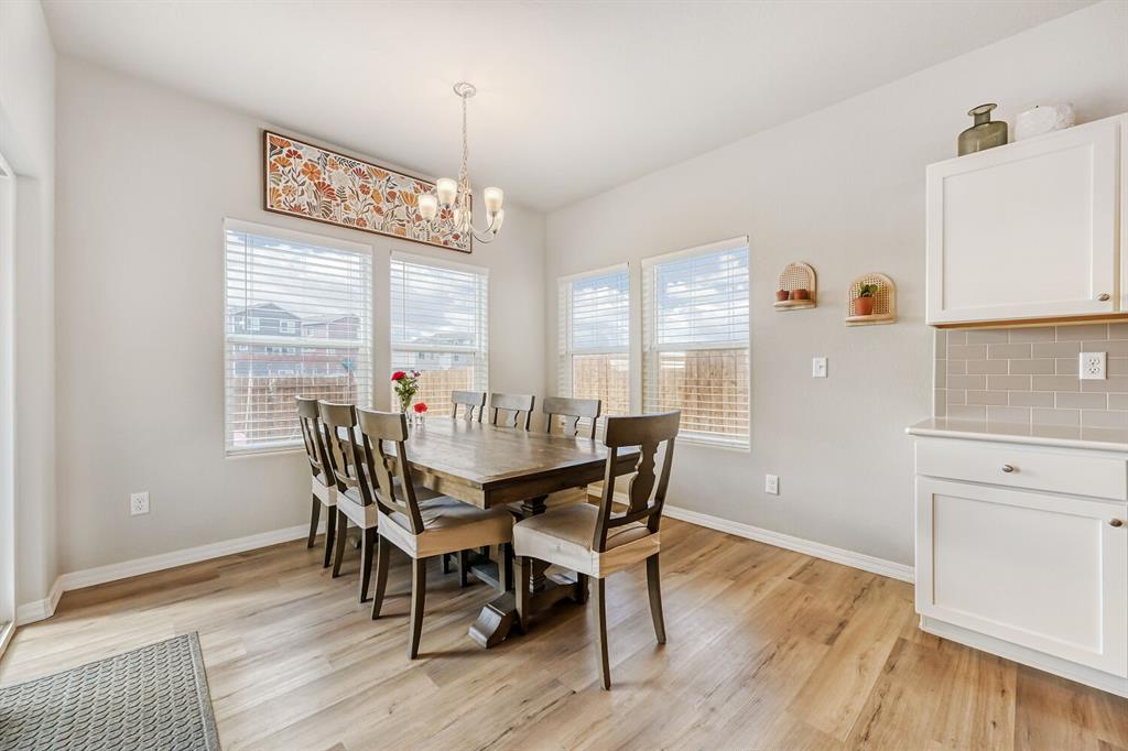 Image 7 of 28: Dining Area