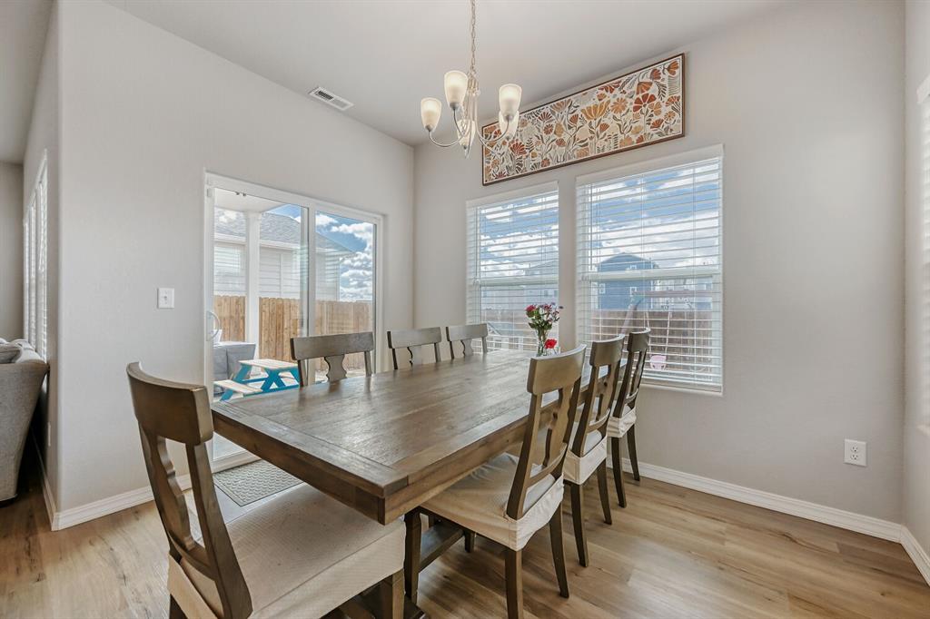 Image 8 of 28: Dining Area