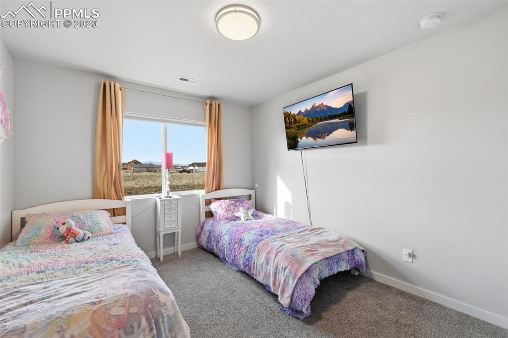 Image 17 of 29: Bedroom