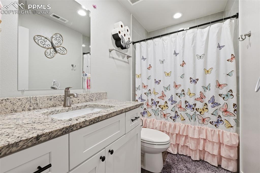 Image 20 of 29: Full bathroom 