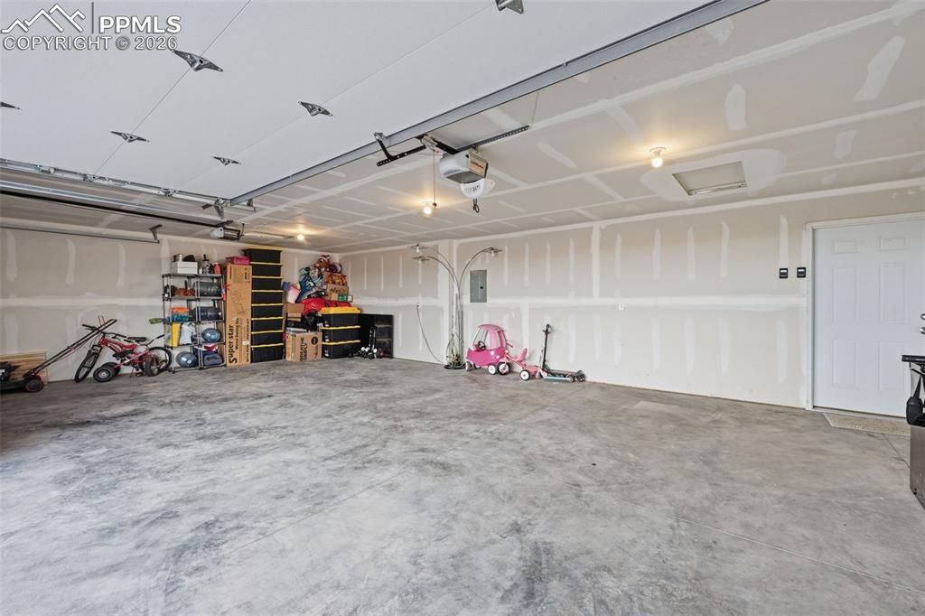 Image 21 of 29: Oversized 3 car garage