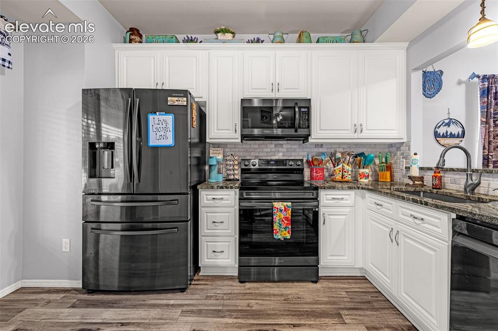 Image 10 of 47: Kitchen