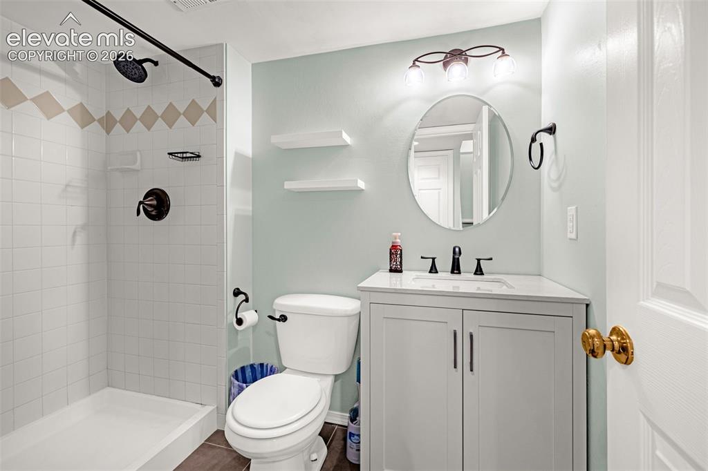 Image 23 of 47: Bathroom